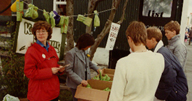 Hómfríður (Día) og Steinunn með basar á Laugaveginum í fjáröflunarskyni 1983 