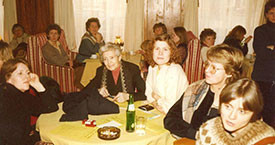 1983 26. feb. Ekki komust allir fyrir í stóra salnum á Borginni. Margrét Björgúlfsdóttir, x, Valgerður Eiríksdóttir.
