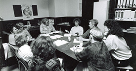 Ingibjörg Guðmundsdóttir, Guðrún Halldórsdóttir, ónefnd, ónefnd, og Edda Magnúsdóttir í stefnumótunarvinnu á Víkinni 1983.